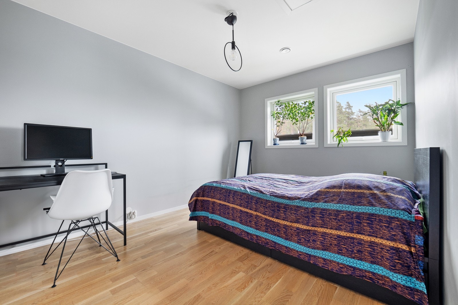 Soverommet er romslig med god plass til dobbeltseng og tilhørende nattbordsmøblement. Galleribilde