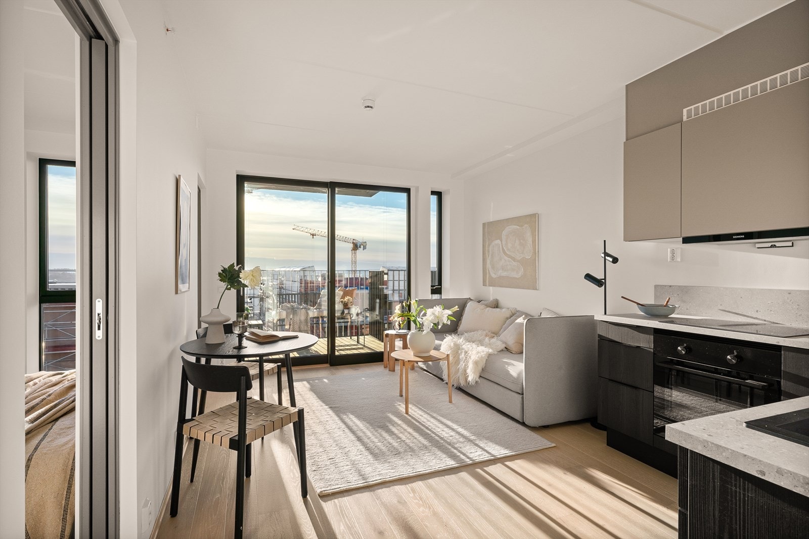 Fin og sosial planløsning mellom kjøkken/stue. Galleribilde