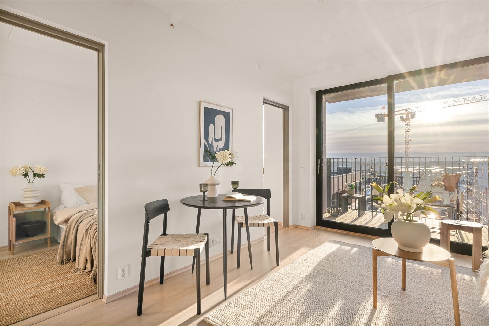 Praktisk med to åpninger mot soverom. Naturlig plass til TV eller spisebord. Galleribilde