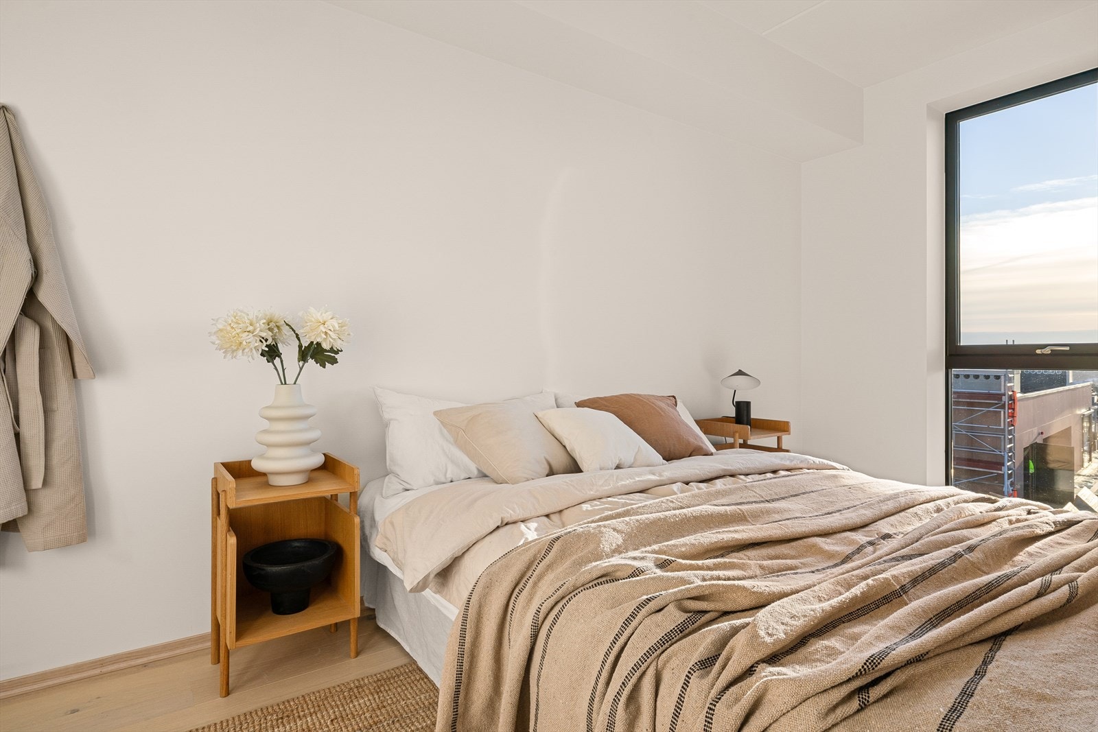 Svært romslig soverom med nydelig utsikt mot byen. Galleribilde