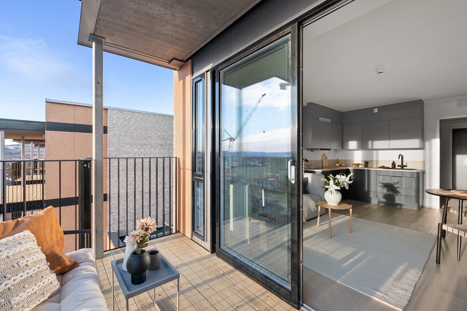 Store vindusflater mellom balkong og stue, dette gjør at balkongen fungerer som en forlengelse av stuen om sommeren. Galleribilde