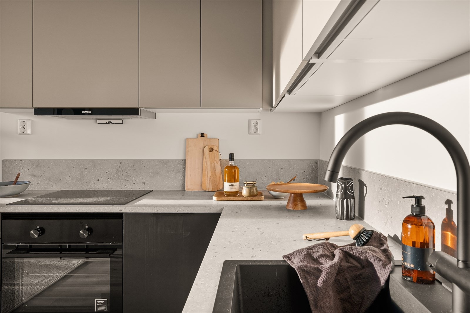 Legg merke til den stilige benkeplaten som trekker seg opp på veggen. Galleribilde