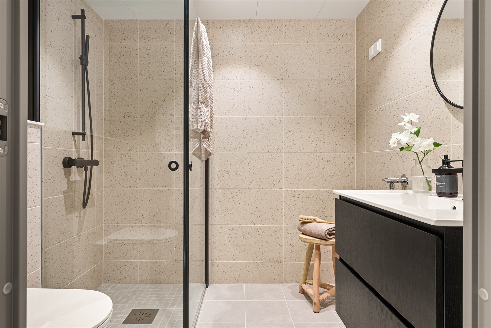 Rålekkert bad med gjennomtenkte materialvalg. Galleribilde