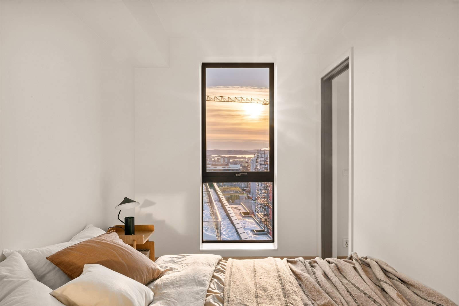 God plass til dobbeltseng, nattbord og garderobeskap. Galleribilde