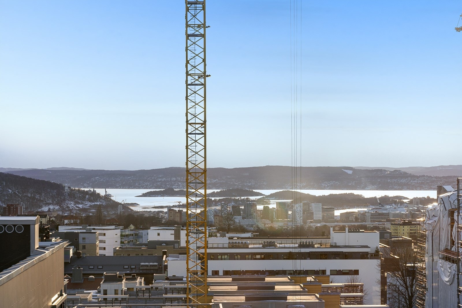 Leiligheten ligger i byggets toppetasje og har en nydelig utsikt. Galleribilde