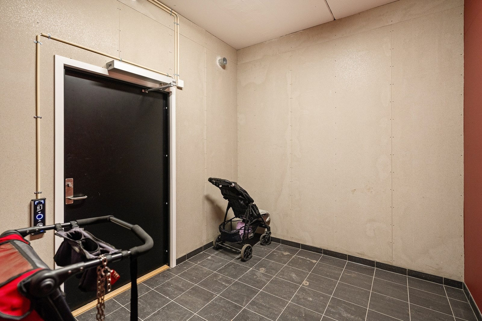 Til og med eget rom til barnevogner. Galleribilde