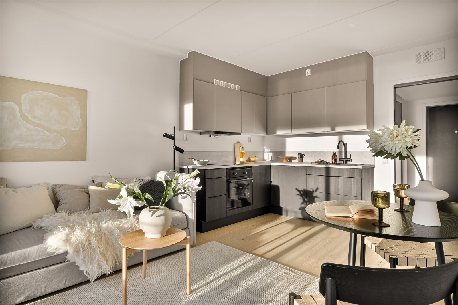 Leiligheten bader i lys, noe som gjør den lys og hyggelig året rundt. Galleribilde