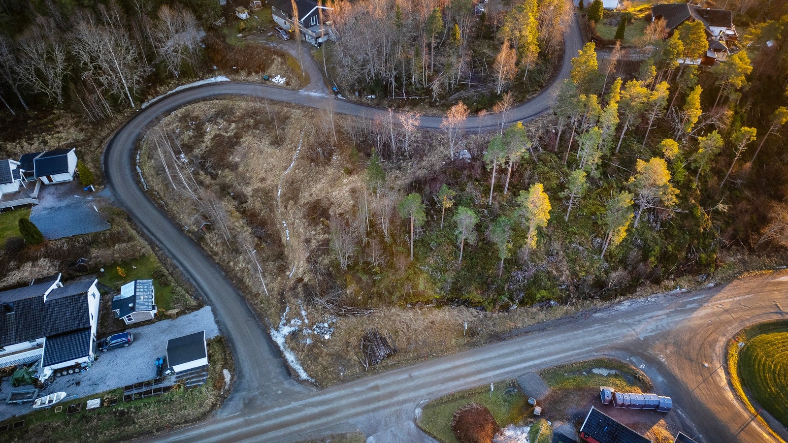 Tomten er en del av et mindre boligfelt Galleribilde