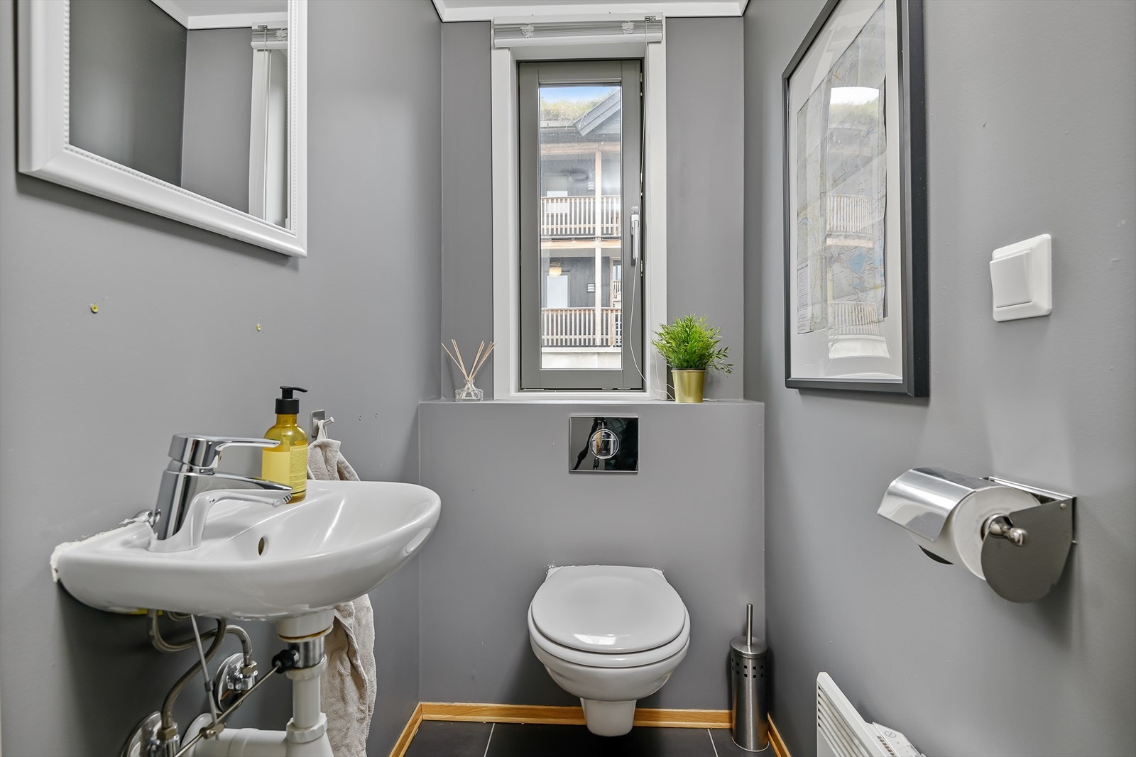 I tillegg til badet, har leiligheten separat toalettrom Galleribilde