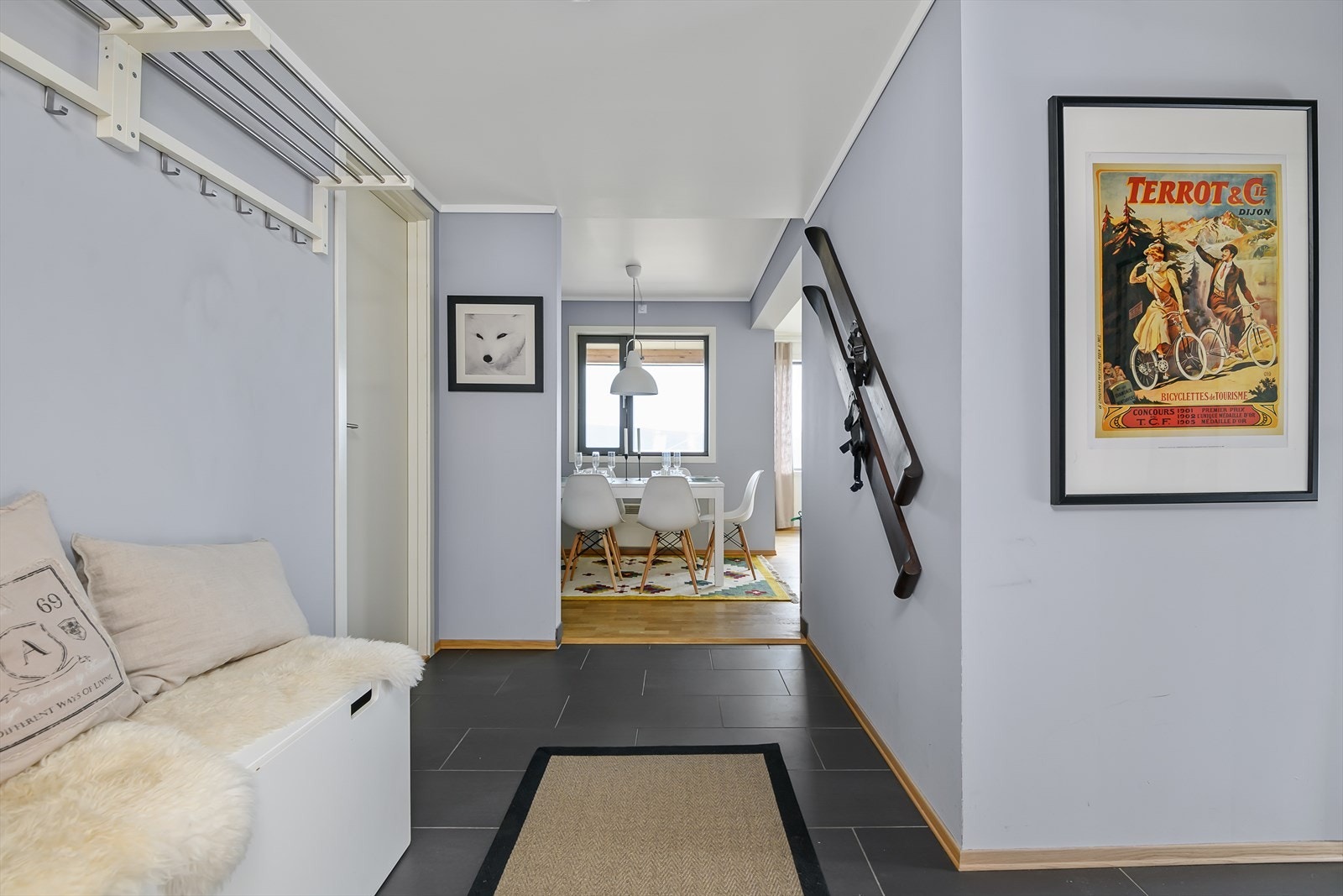 I entréen er det god plass for yttertøy, og det er åpen løsning inn til stuen Galleribilde