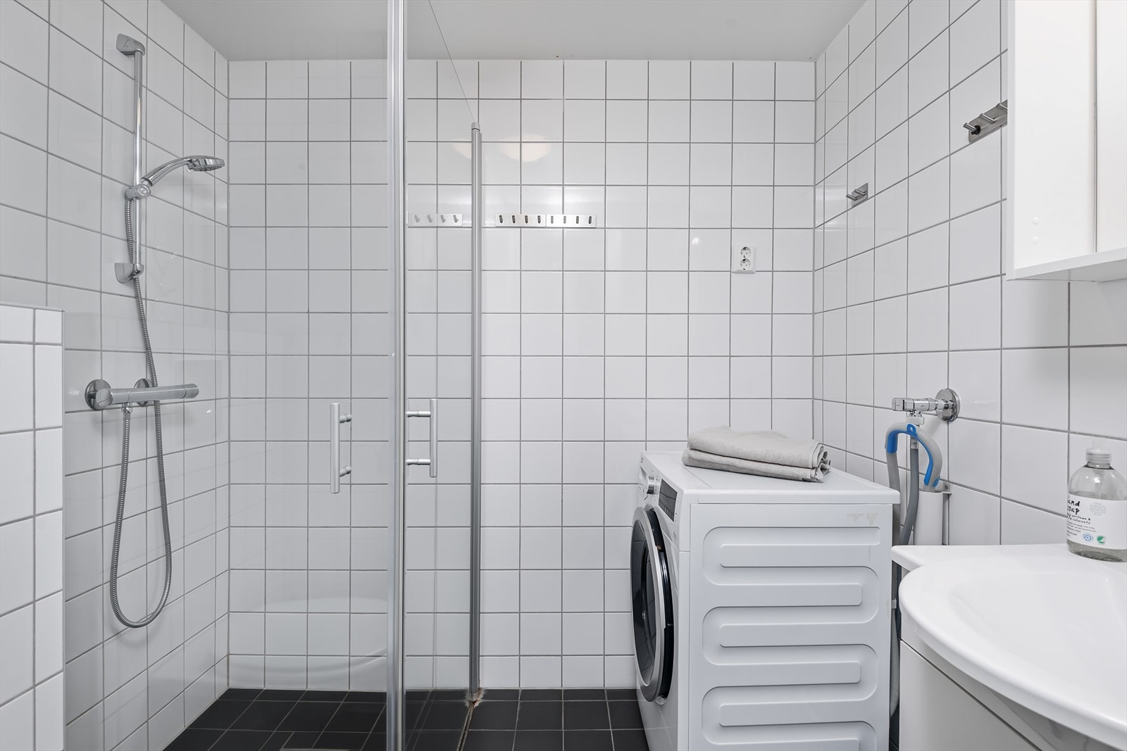 Flislagt bad med plass og opplegg for vaskemaskin Galleribilde