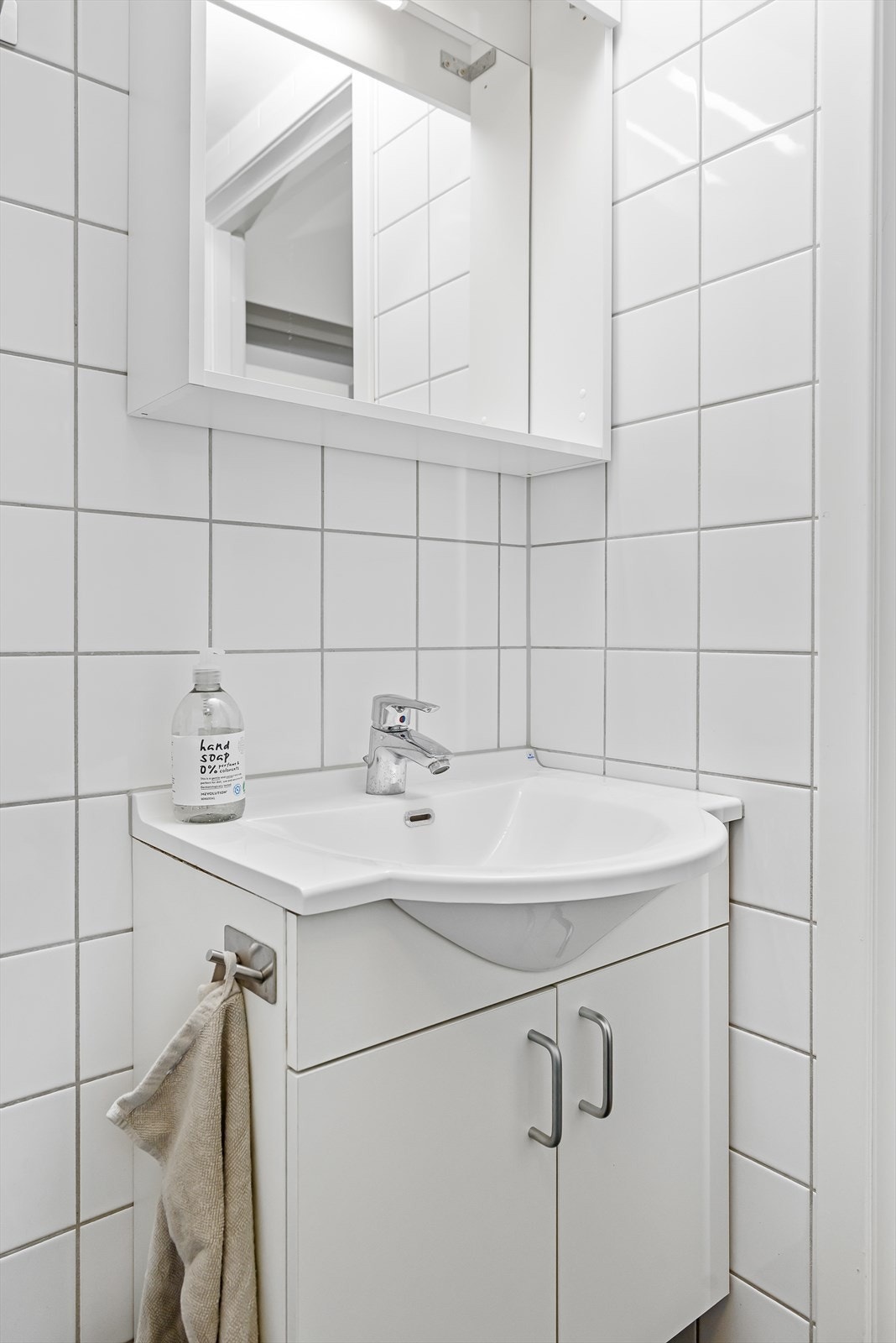 Minimalistisk baderomsinnredning i hvit høyglans Galleribilde