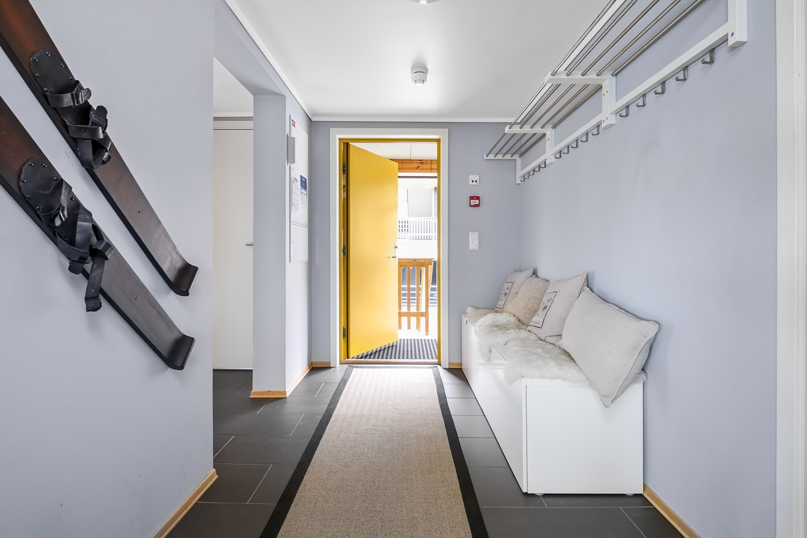 Fra entréen er det adkomst til alle rom inne i leiligheten Galleribilde