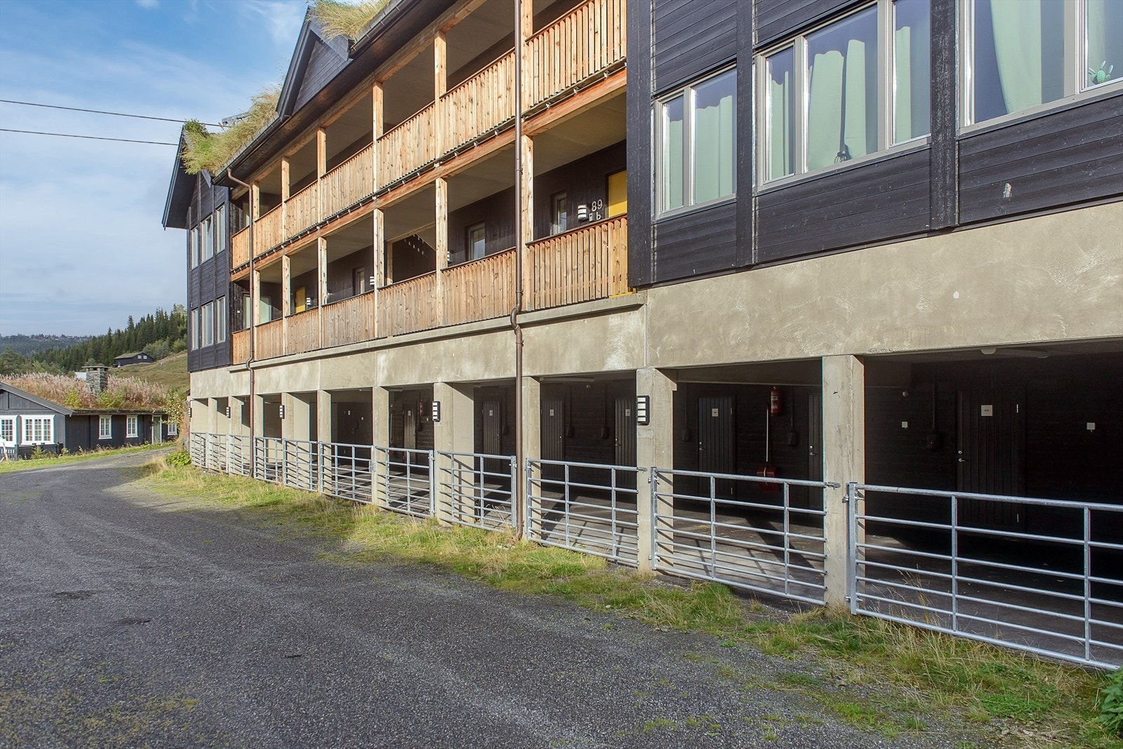 Leiligheten har parkering i felles carportanlegg, med egen bod på ca 7Kvm i tilknytning til carport Galleribilde
