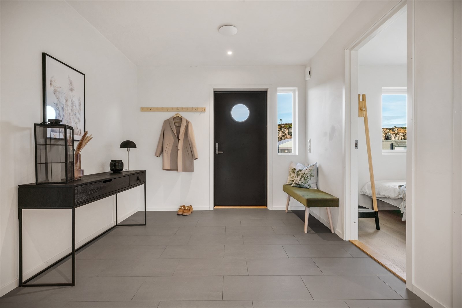 - Lys og innbydende entré på 10m² med praktiske fliser på gulv - Galleribilde