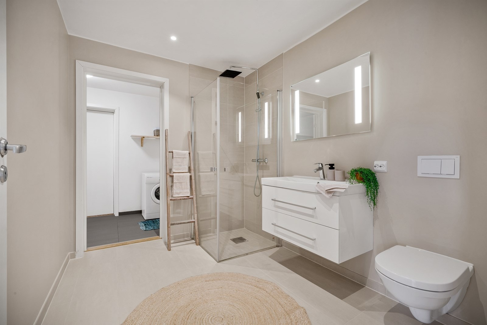 - Via badet har du direkte tilkomst til separat vaskerom - Galleribilde
