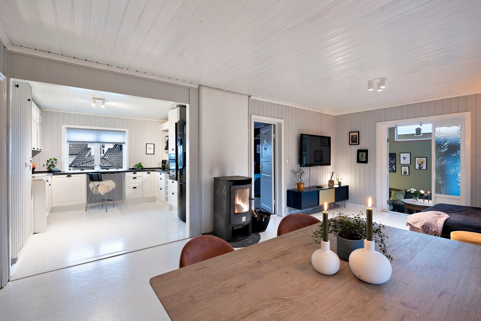 Kjøkenet ligger i en tildels i en åpen løsning til spisestuen Galleribilde