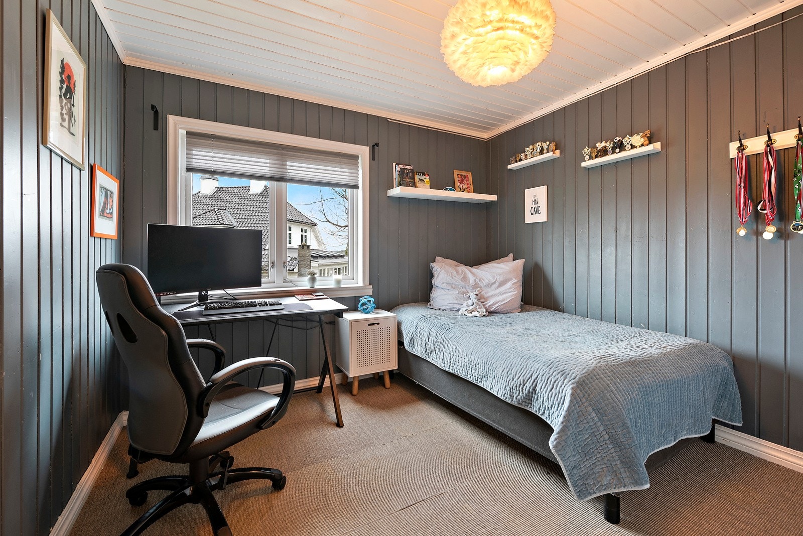 Her får du tre soverom, to stuer og masse lagring i kjellerbodene. Galleribilde