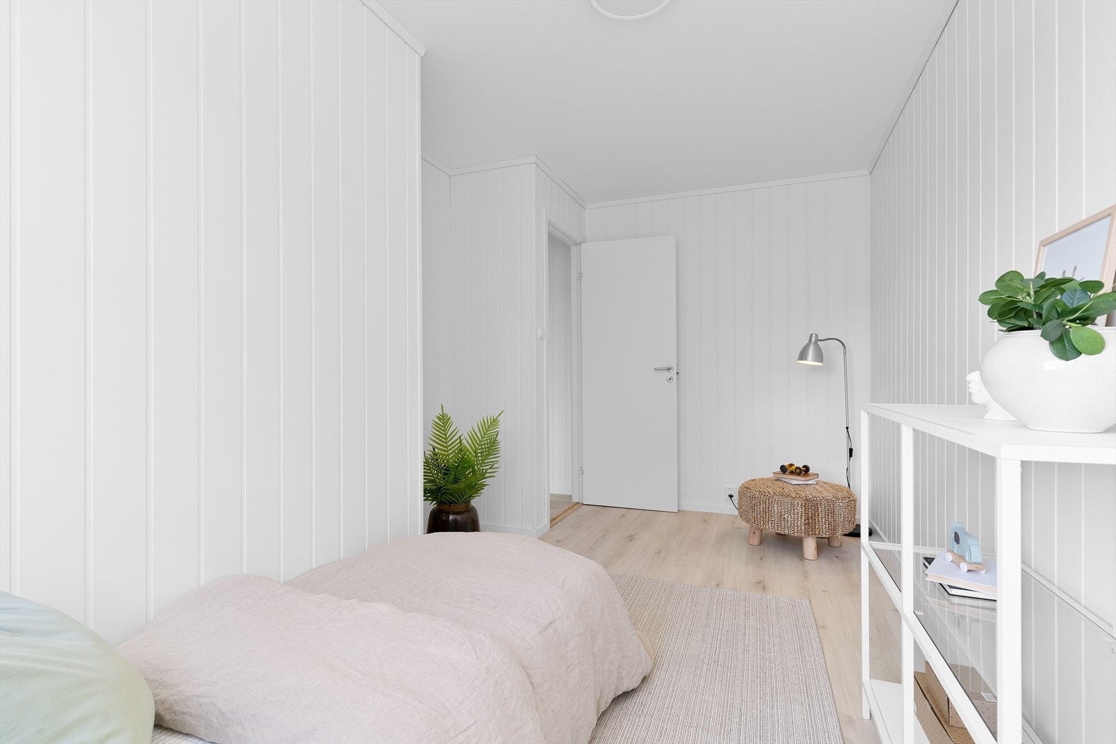 Soverom med god plass til seng, samt sette inn klesskap. Galleribilde