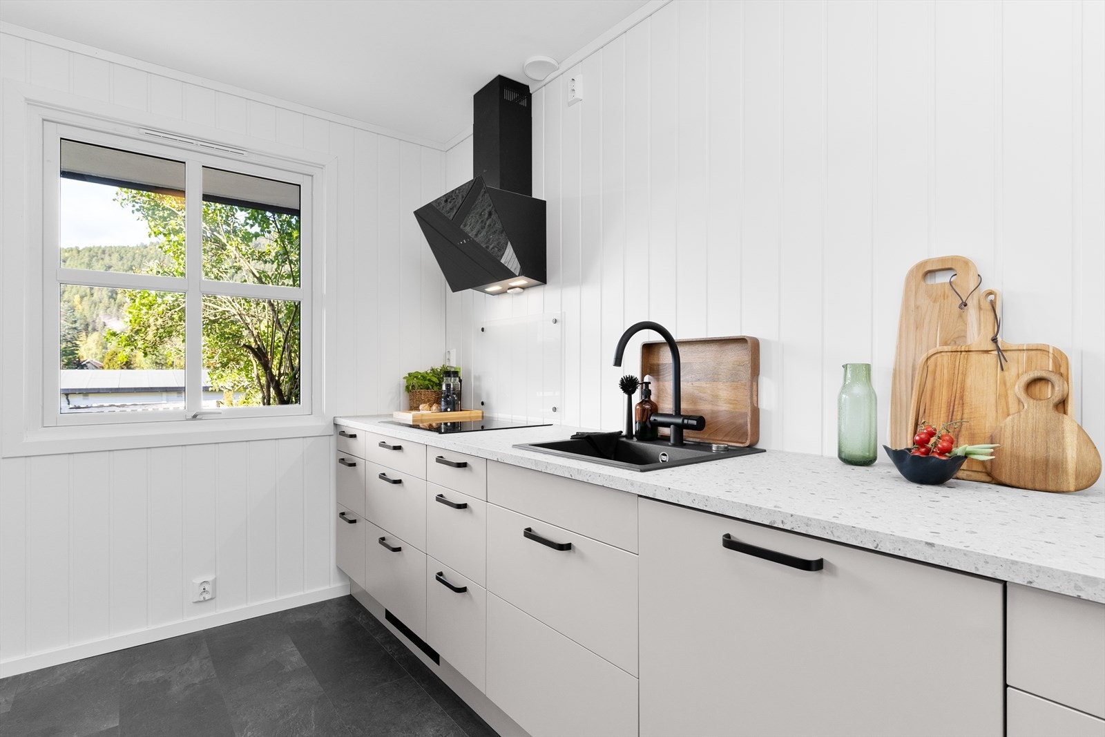 God plass til oppbevaring i benkeskap. Galleribilde