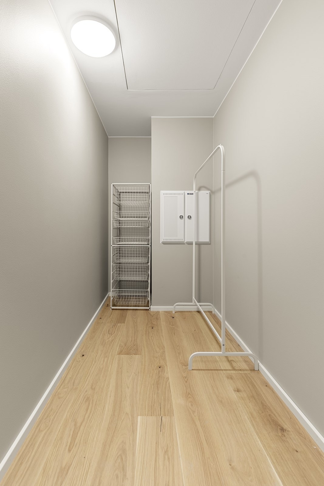 Leiligheten har en tilhørende bod. Denne kan disponeres som walk-in-closet eller garderobe. Alt etter eget behov! Galleribilde