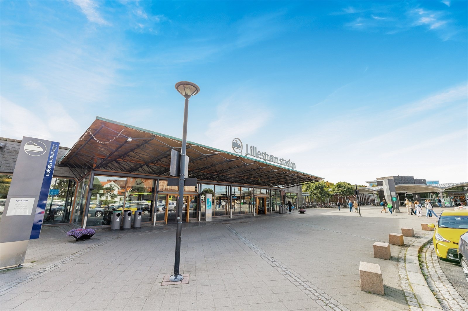 Kort vei til Lillestrøm stasjon som er knutepunkt for både tog, buss og taxi. Herfra kan man enkelt komme seg f.eks både til Oslo og Gardermoen. Galleribilde