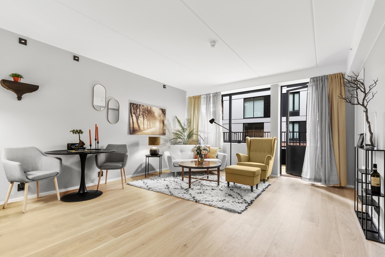 Fint oppholdsrom/stue med plass for både sofagruppe og spisebord. Galleribilde