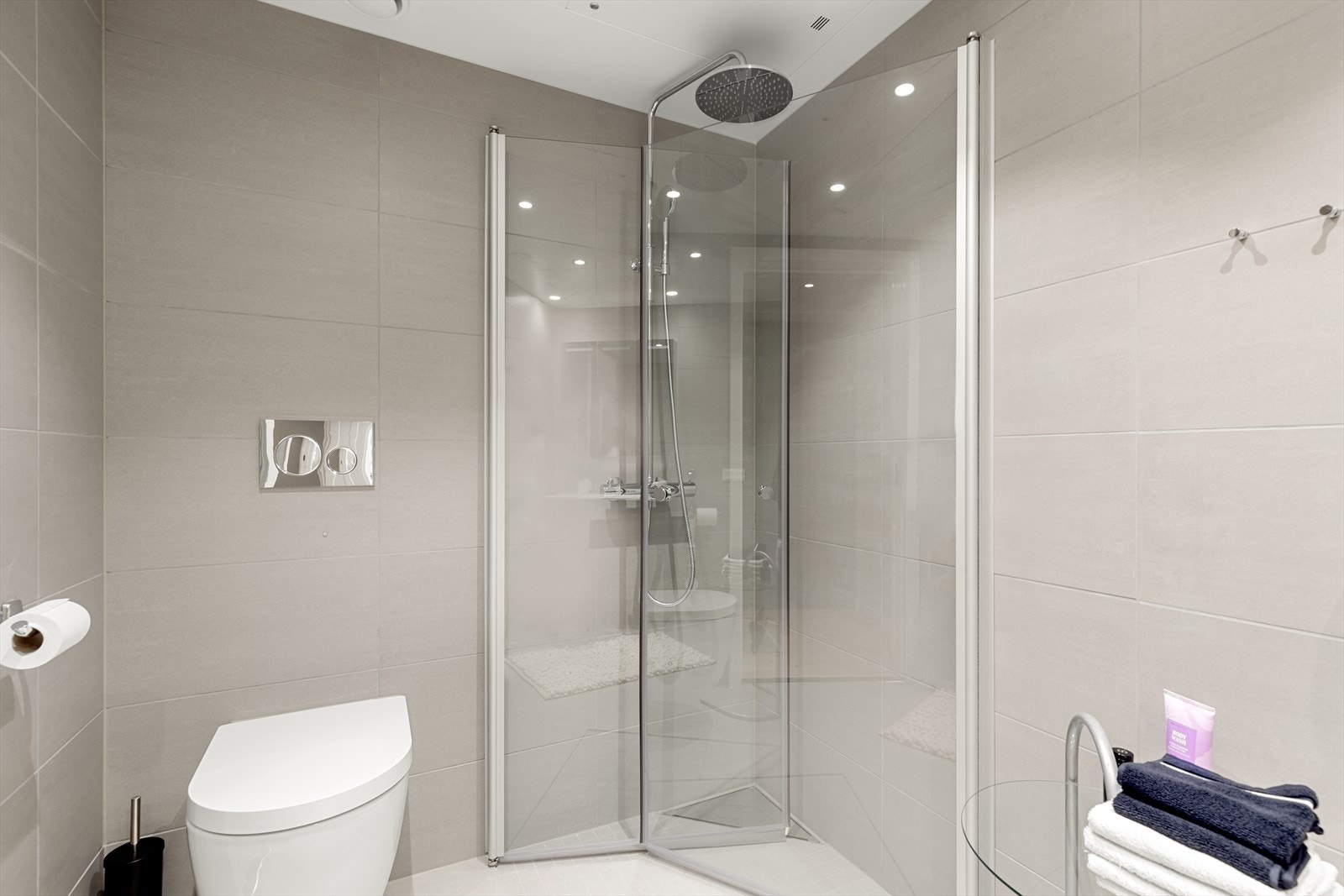 Badet er moderne med en herlig regnfallsdusj og lyse store fliser både på vegger og gulv, samt gulvvarme. Galleribilde