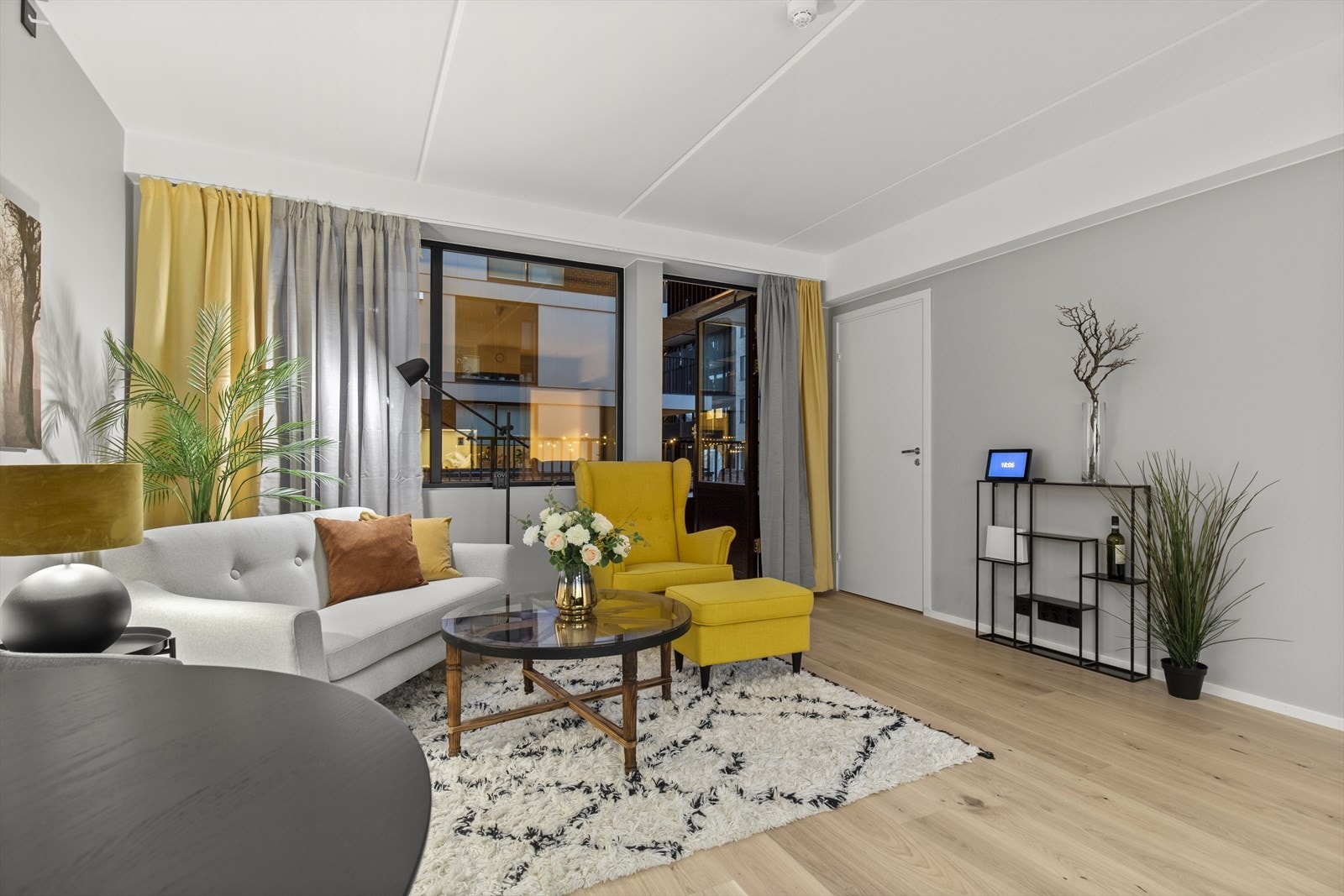 Moderne og trivelig stue med inngang til soverom, og utgang til balkong. Galleribilde