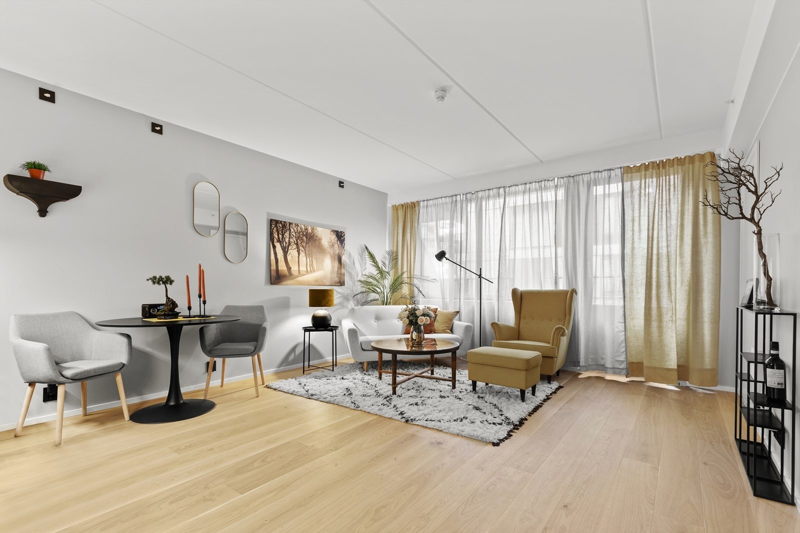 Leiligheten har en fin 1-stavs eikeparkett og er malt i lys, tidsriktig farge. Galleribilde
