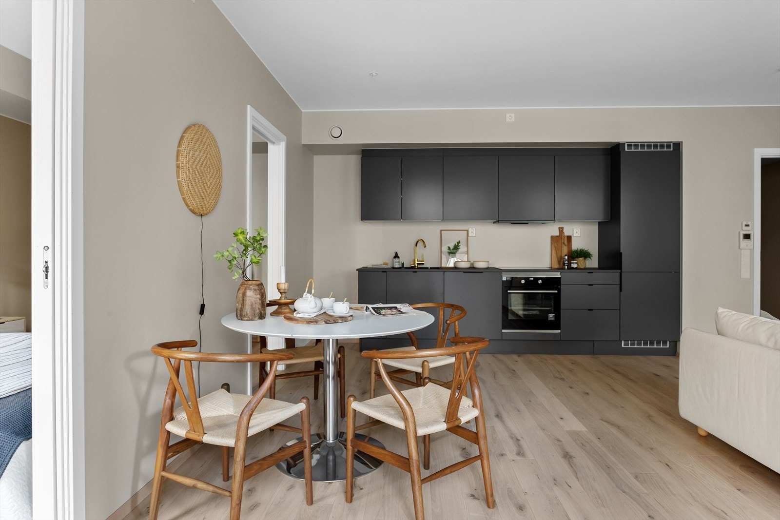 Kjøkkenet, som er hjertet i hjemme er elegant og utstyrt med integrerte hvitevarer. Galleribilde