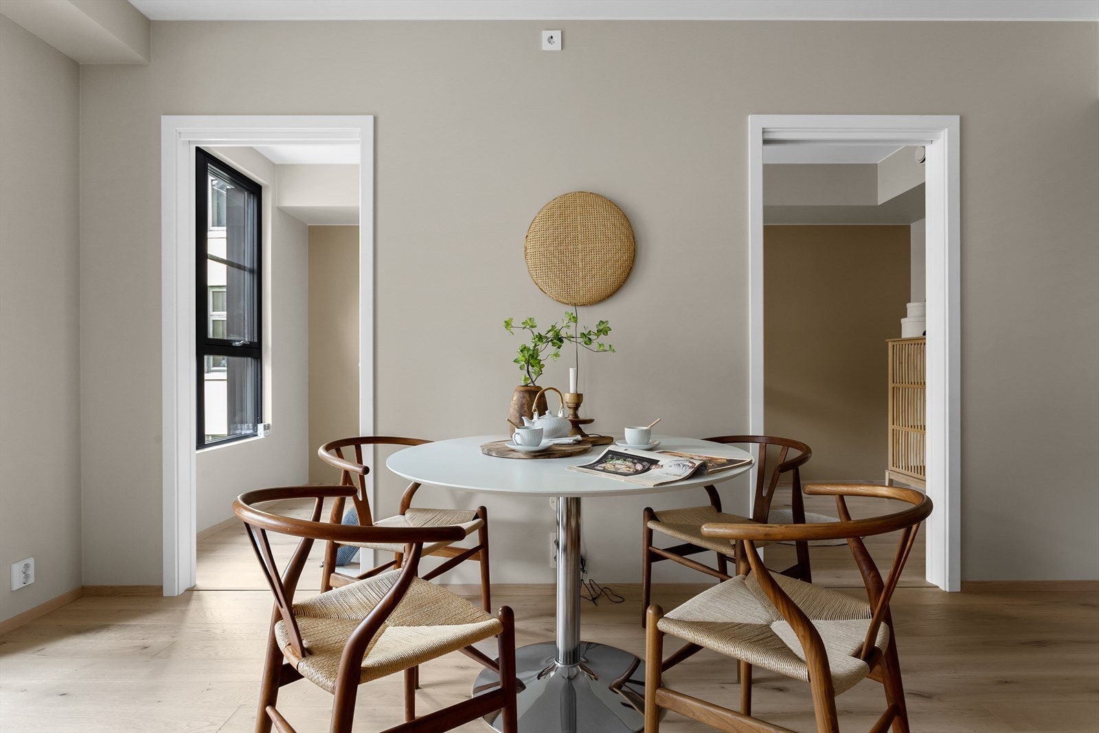 I denne leiligheten er det fint med plass til spisestue, hvor hyggelige måltider kan nytes. Galleribilde