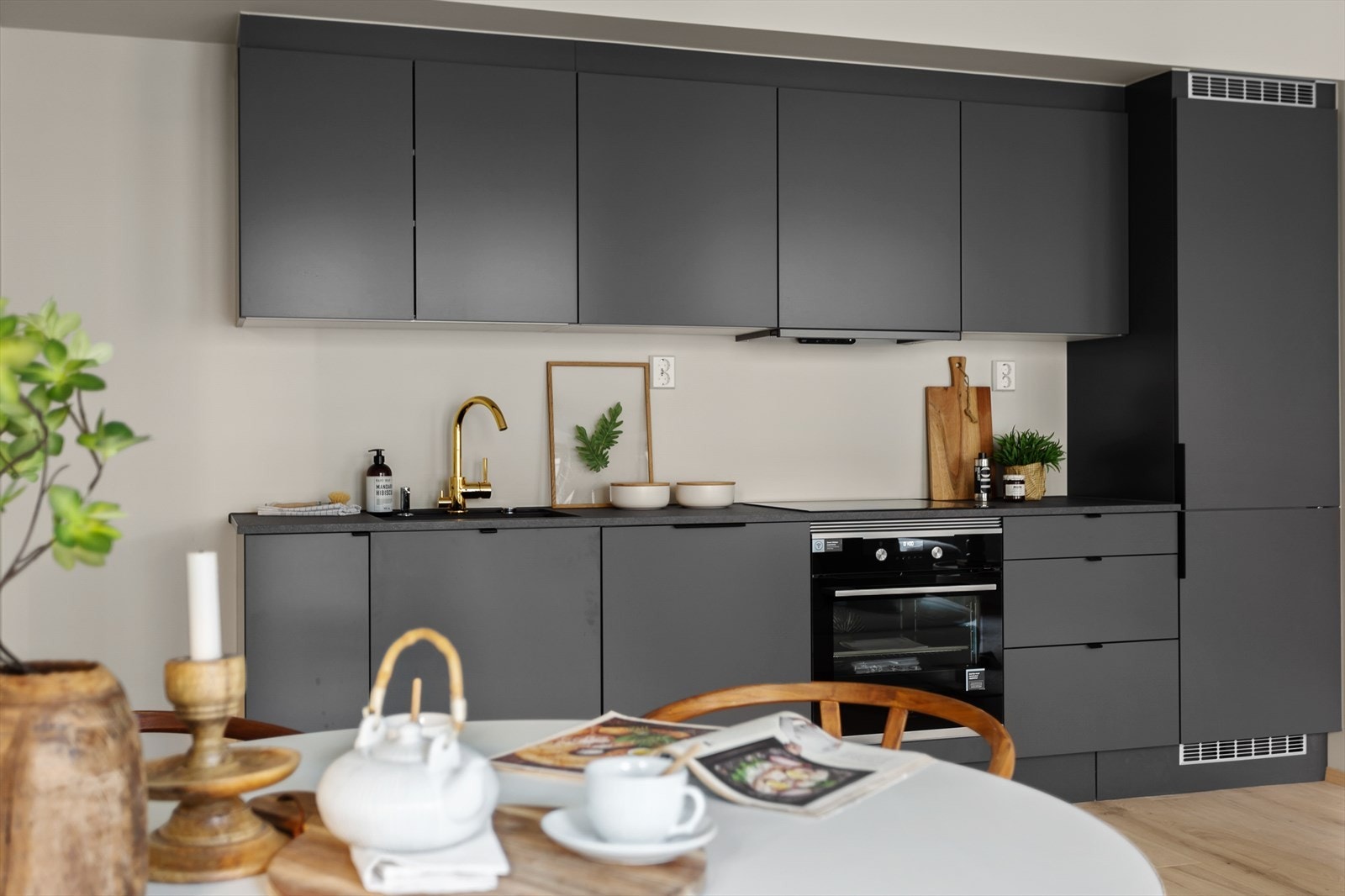 På kjøkkenet er det godt med skap- og benkeplass. Galleribilde