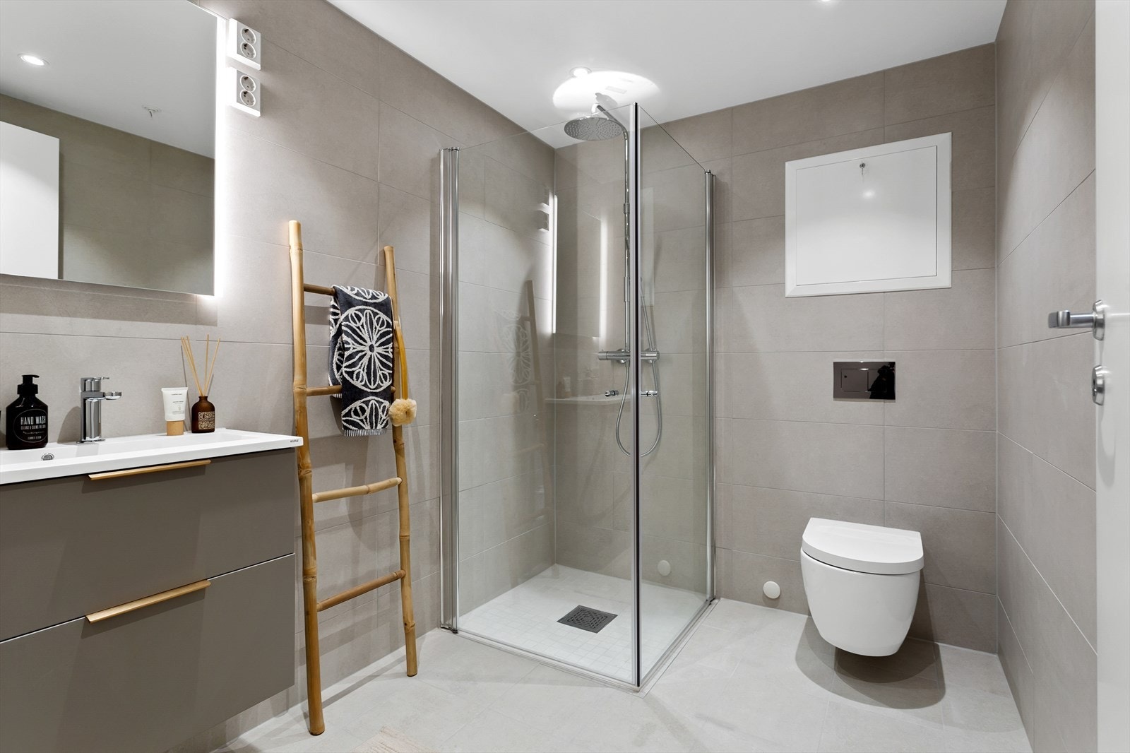 Badet er flislagt i moderne farger og har behagelig gulvvarme. Galleribilde