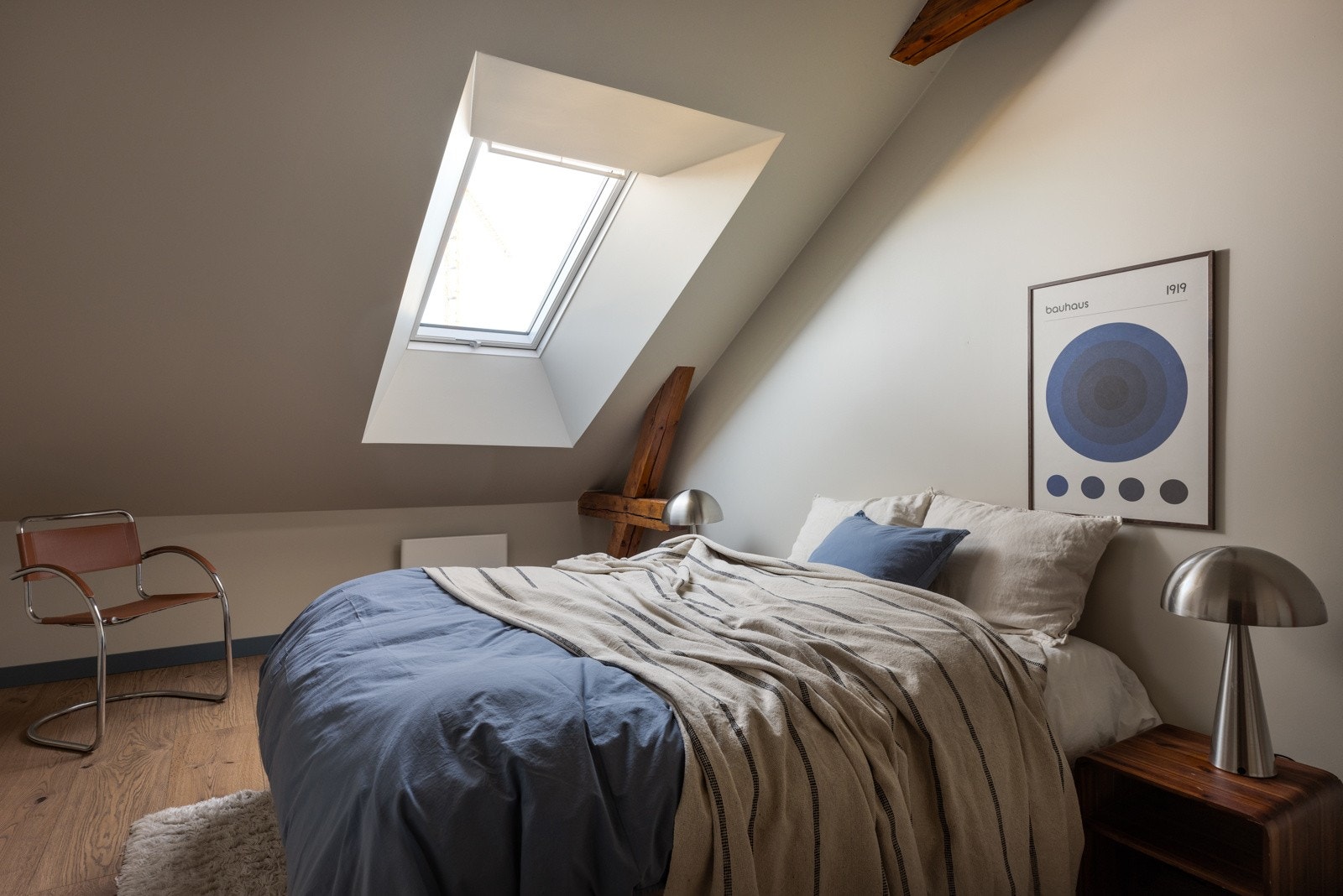 Romslig soverom med plass til dobbeltseng, nattbord, garderobeløsninger og/eller kontorløsning. Galleribilde