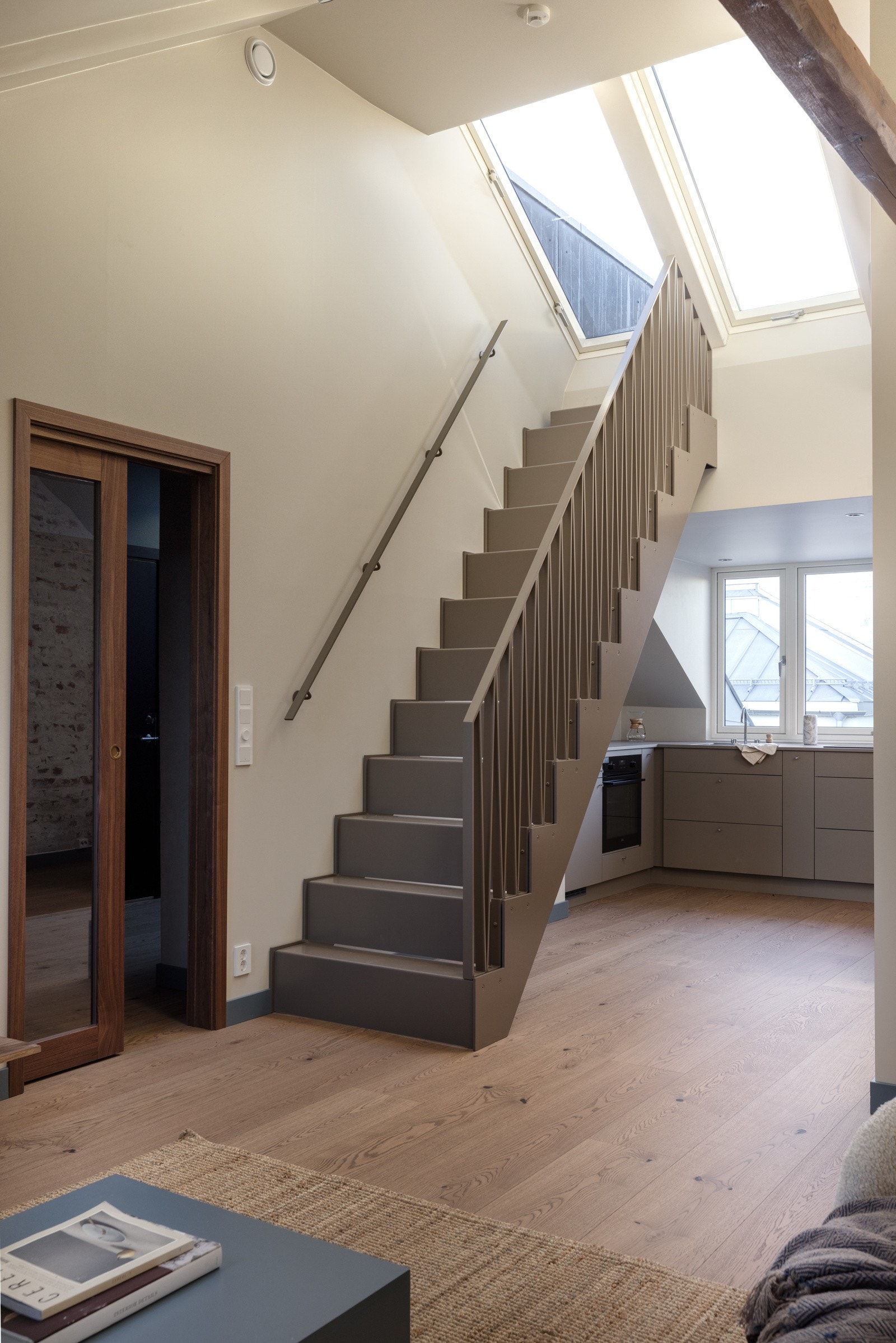 Stig opp til privat takterrasse via lekker designtrapp av stål. Galleribilde