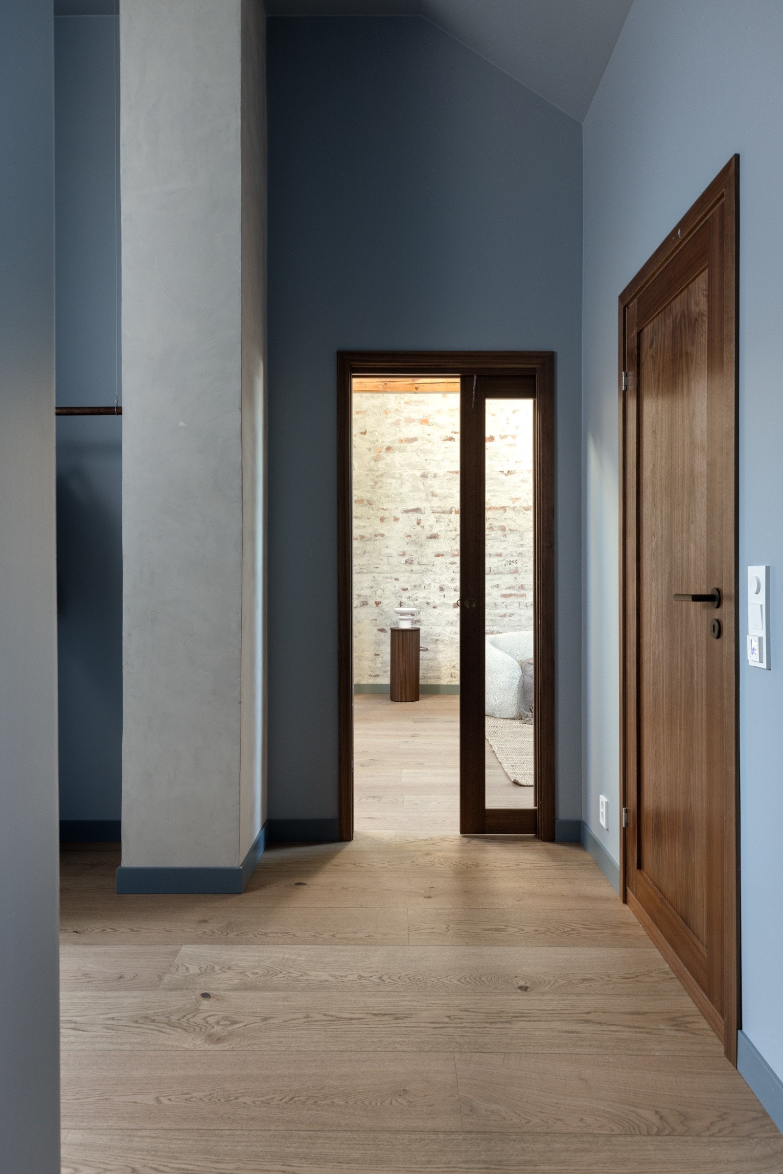 Praktisk skyvedør med pen finish mellom stue og gang/entré. Galleribilde