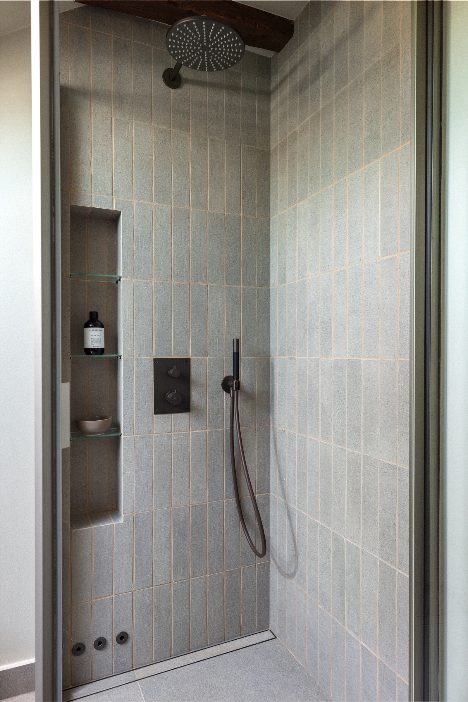 Videre har man nedsenket dusjhjørne med regnfallsdusj og håndholdt dusj fra Tapwell og termostatstyrt blandebatteri. Galleribilde