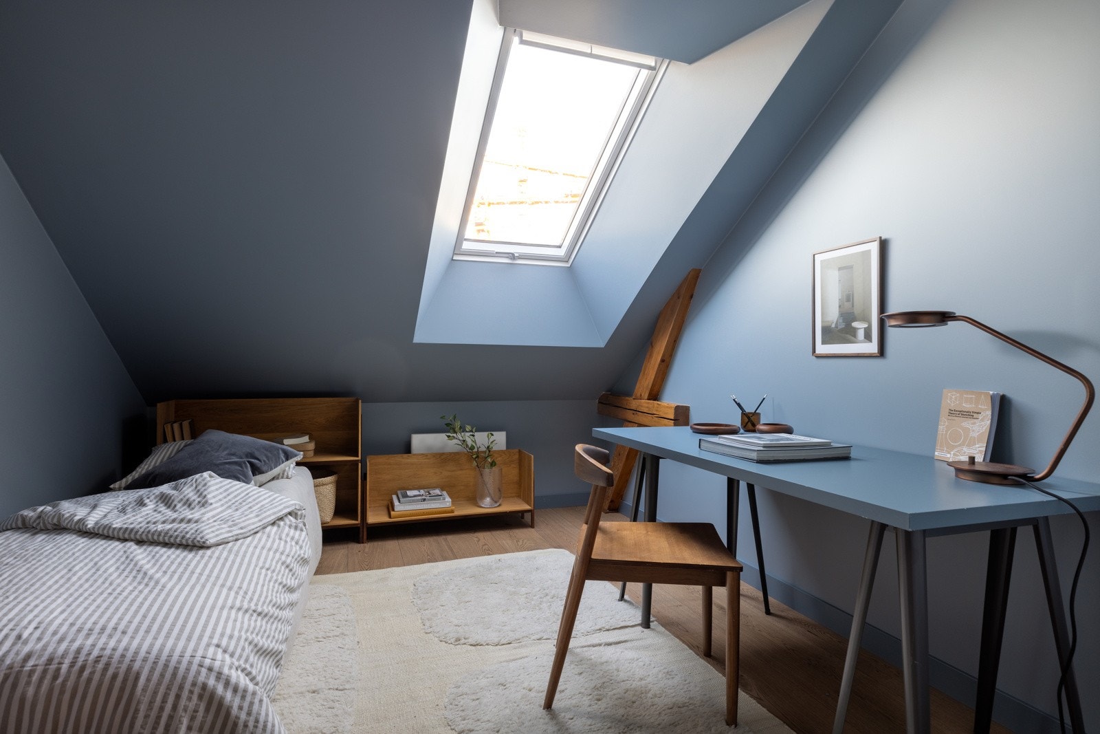 Boligens andre soverom har plass til seng, nattbord, garderobeløsninger og/eller kontorløsning. Galleribilde