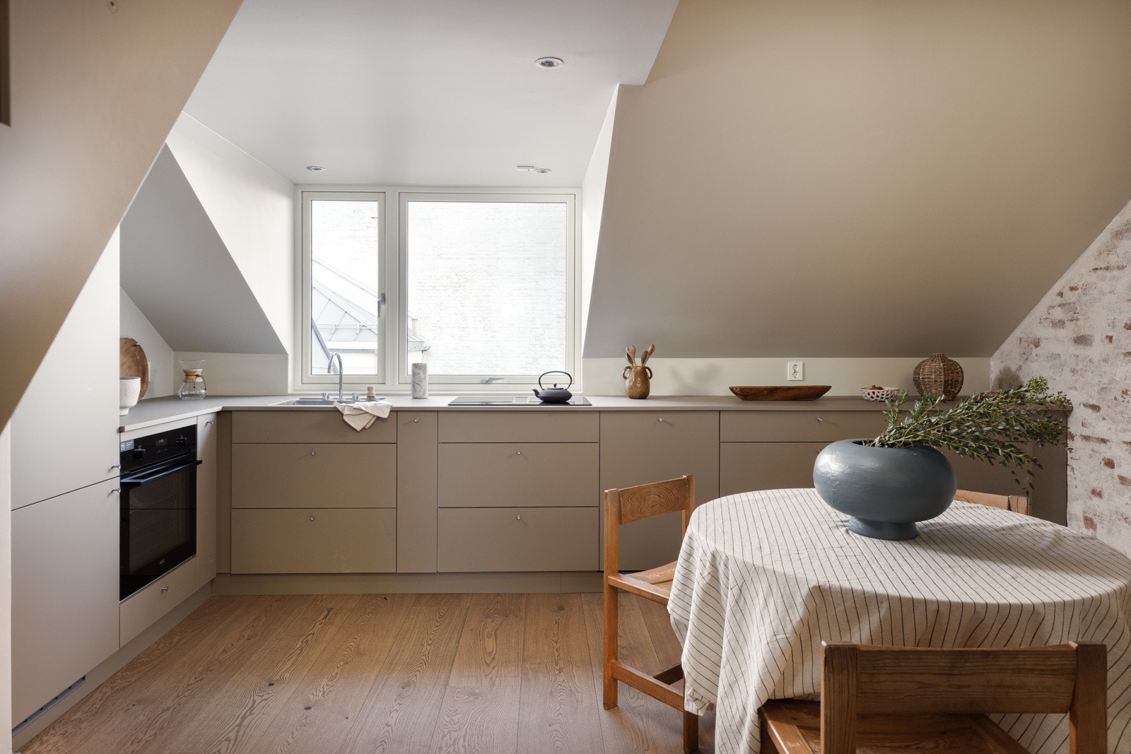 Meget innholdsrik kjøkkeninnredning levert av kvalitetsleverandøren Kvik med armatur fra Vola. Galleribilde