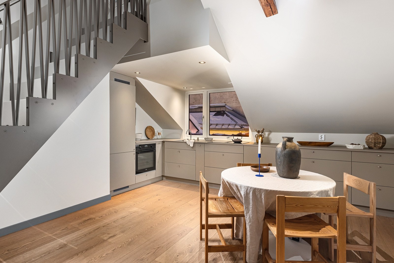 Denne loftsleiligheten er utviklet kun av fagfolk, arkitekter og interiørdesignere. Galleribilde