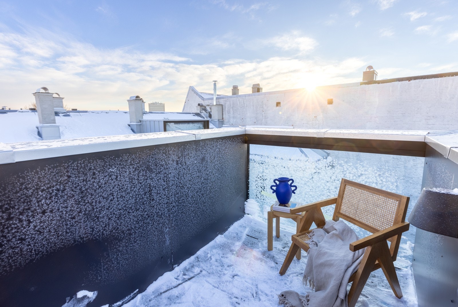 Skap din egen oase med utemøbler og beplantning. Montert utelys og stikkontakt. Galleribilde