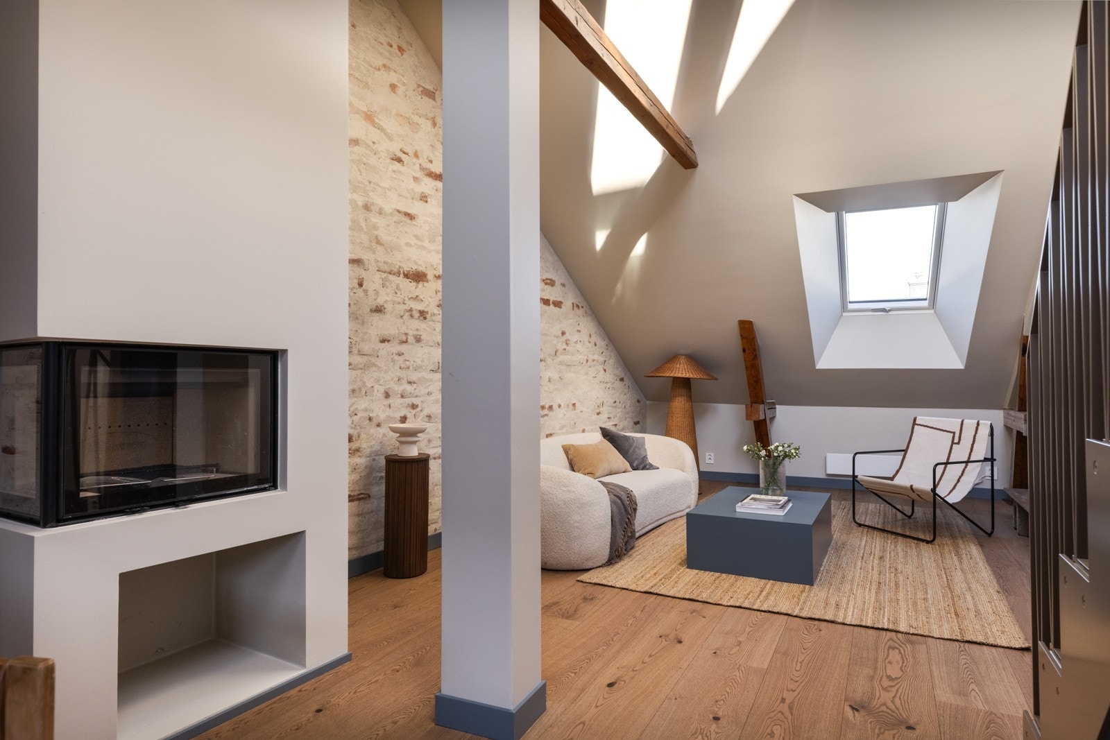 Luftig stue med klassiske trebjelker som er en stilig kontrast til det mer moderne. Galleribilde