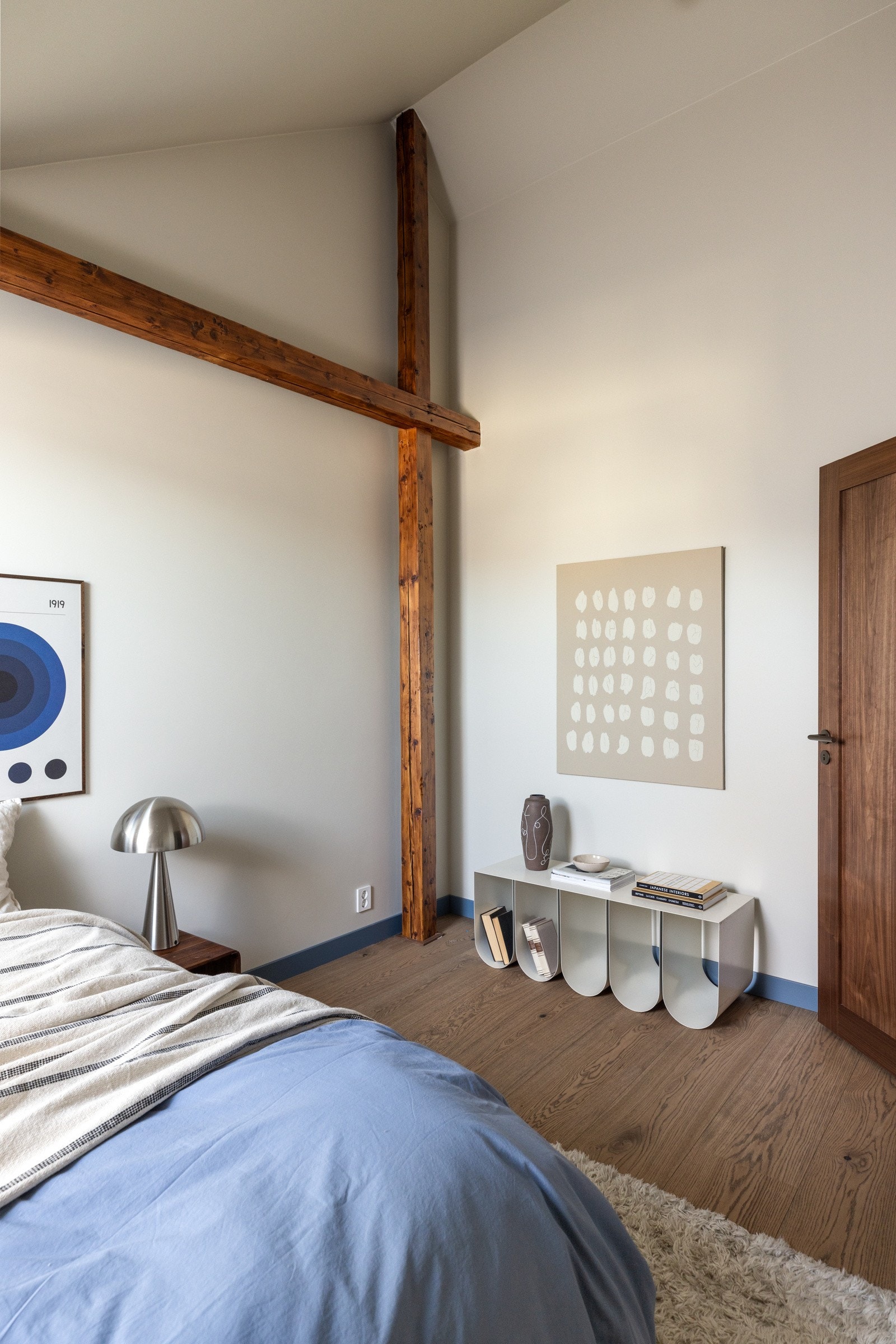 Innred soverommet med gardrobeløsninger og/eller hjemmekontor. Galleribilde