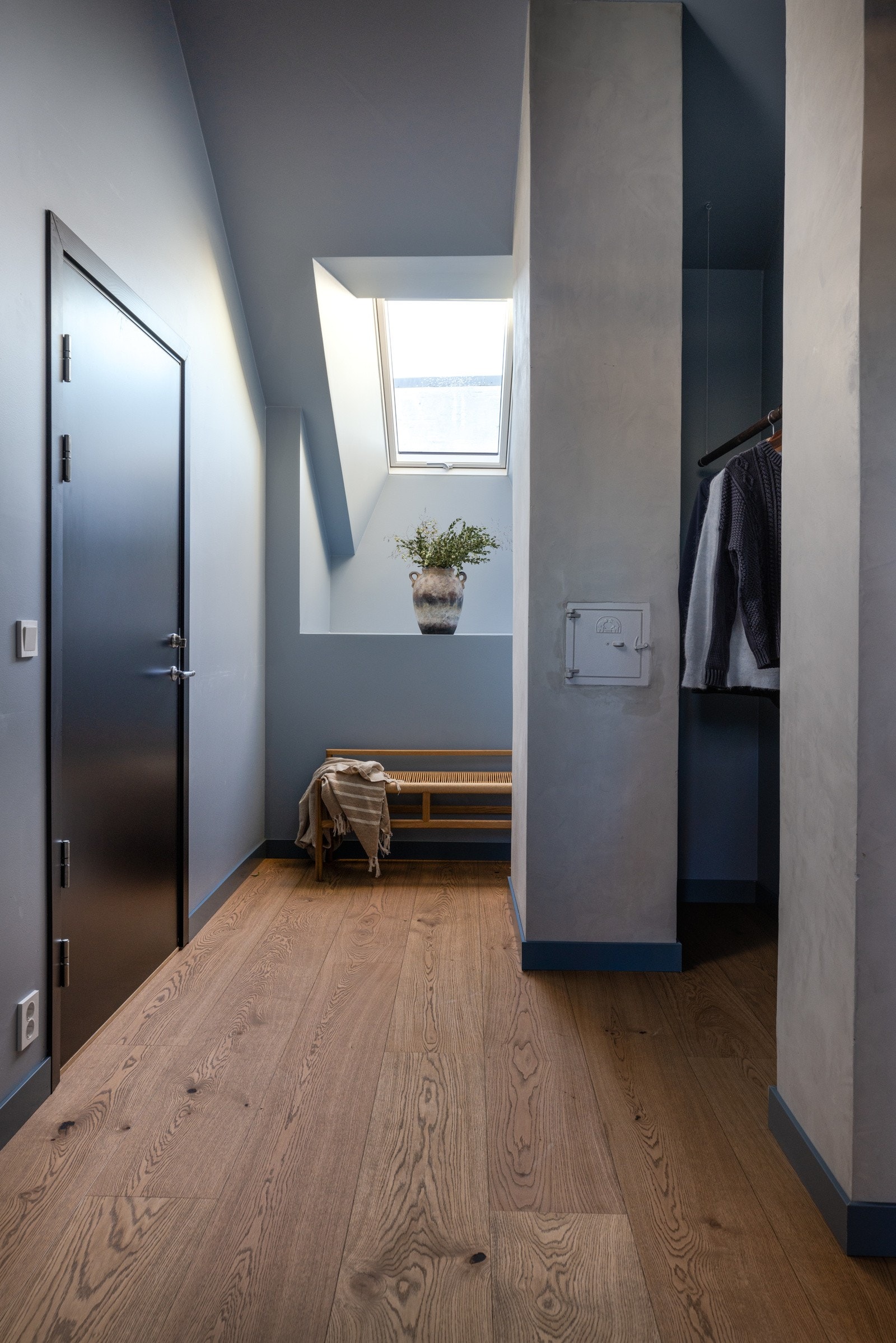 Praktisk entré med plass til å etablere oppbevaringsløsninger og oppheng av yttertøy. Dørcalling via smarttelefon/app. Galleribilde