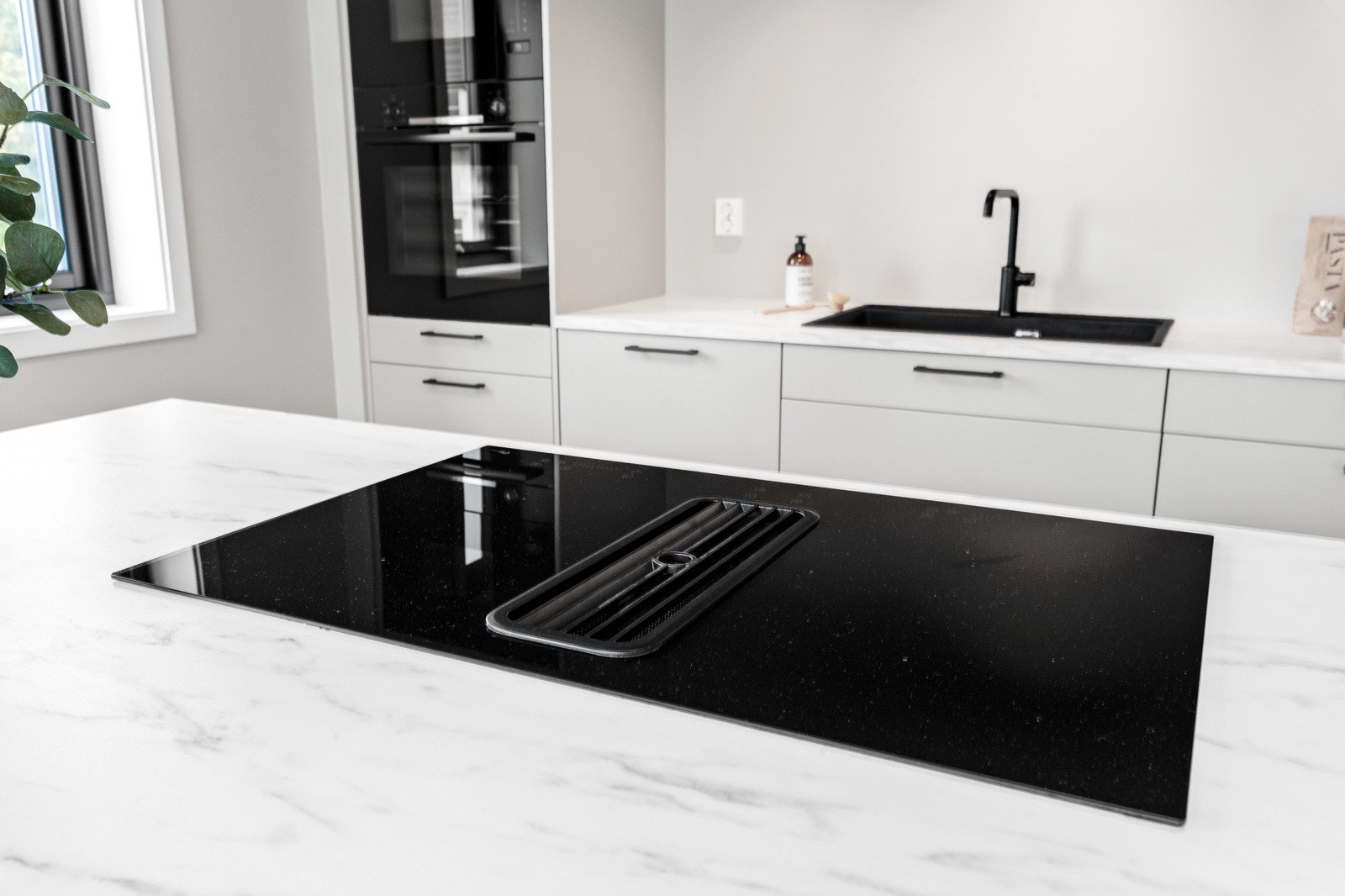 Integrert induksjonstopp med 80 cm. bredde og integrert ventilator. Galleribilde