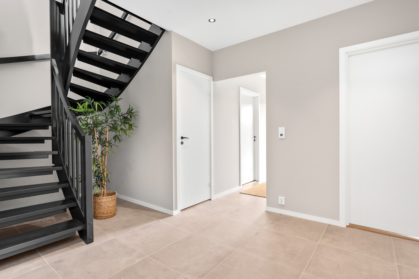 Stor og innbydende hall/gang med tøff trapp opp til 2. etasje. Galleribilde