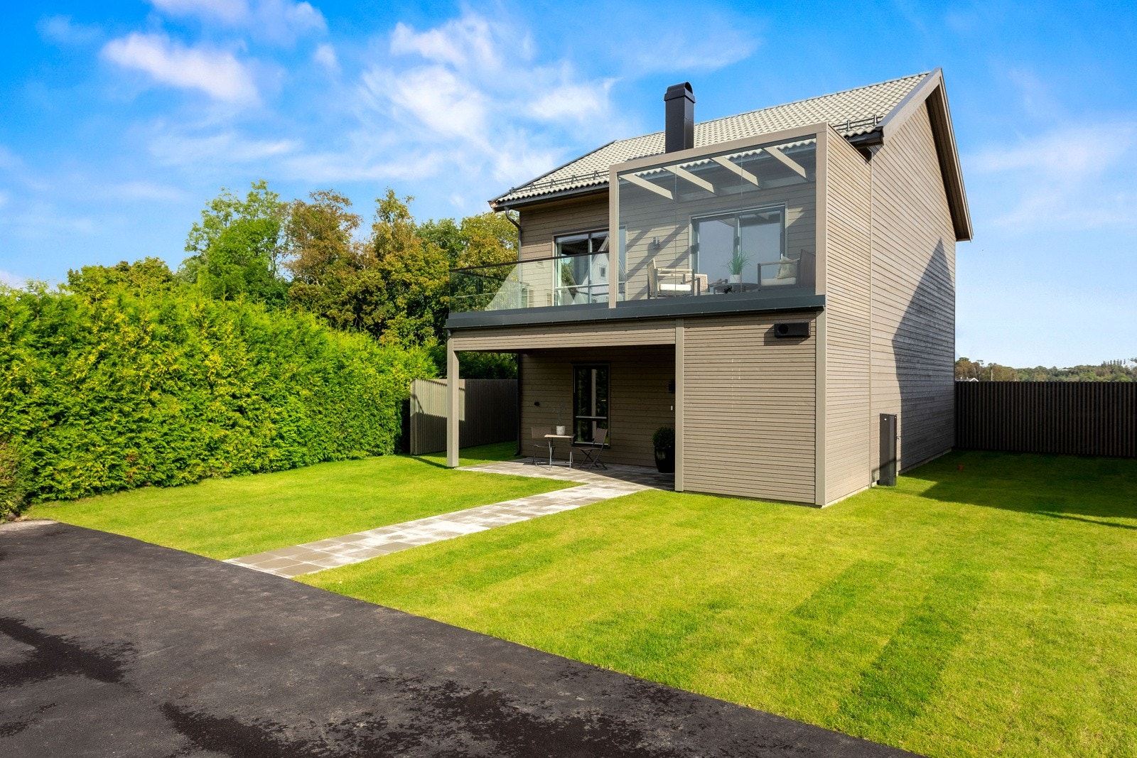 Vi presenterer en ny, moderne og lekker enebolig med sentral beliggenhet i solrike omgivelser. Galleribilde