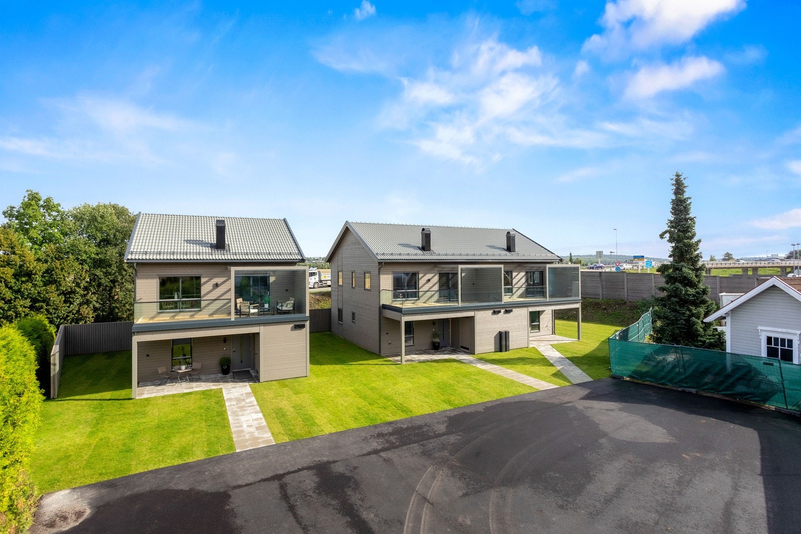 Det er godt med parkeringsmuligheter på eiendommen, og det er muligheter for å sette opp garasjer. Galleribilde