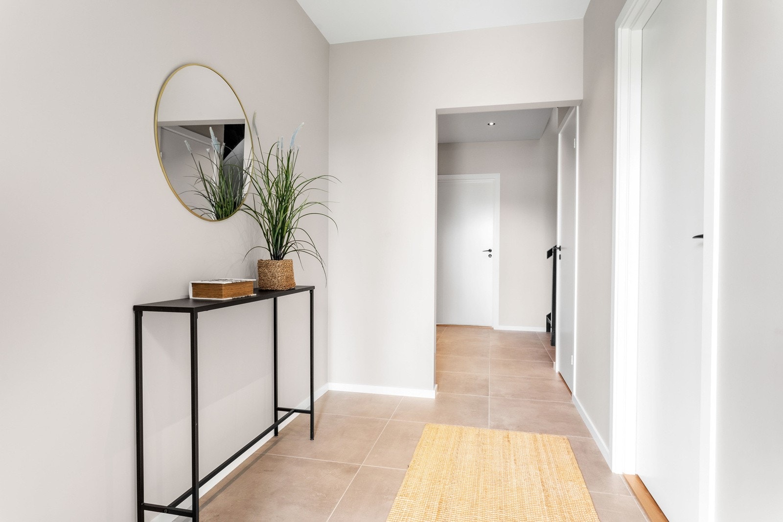 Entrè. Det er varme i gulvet i alle rom i 1. etasje. Galleribilde